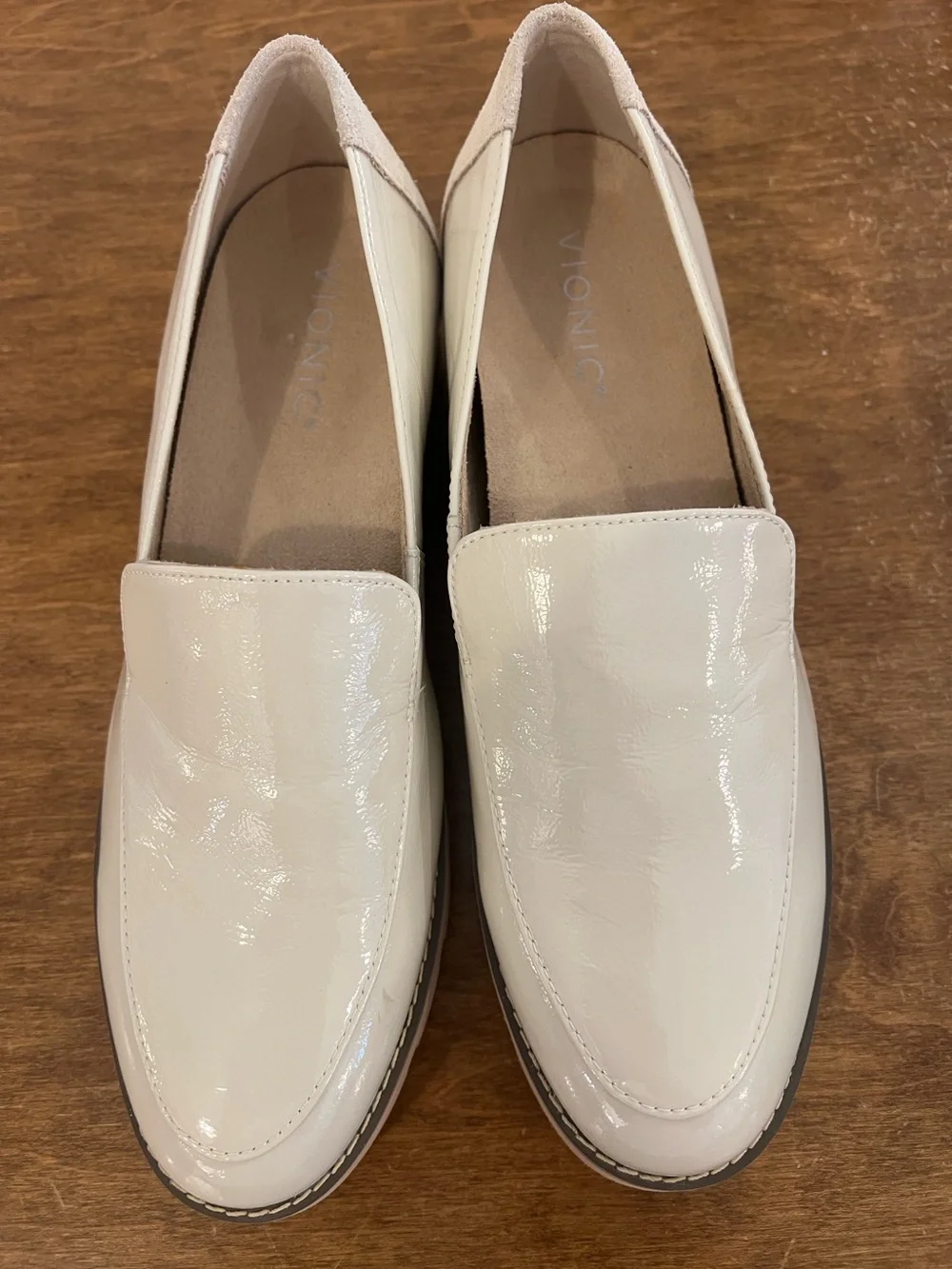 Vionic Kensley Loafer cream with suede heel and lug bottom size 8